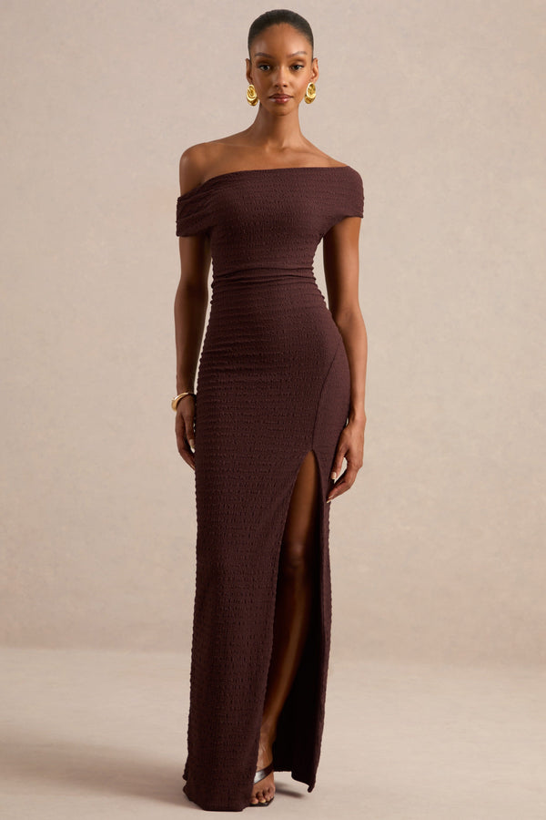 Aroa | Vestido largo marrón oscuro con escote Bardot y abertura frontal alta