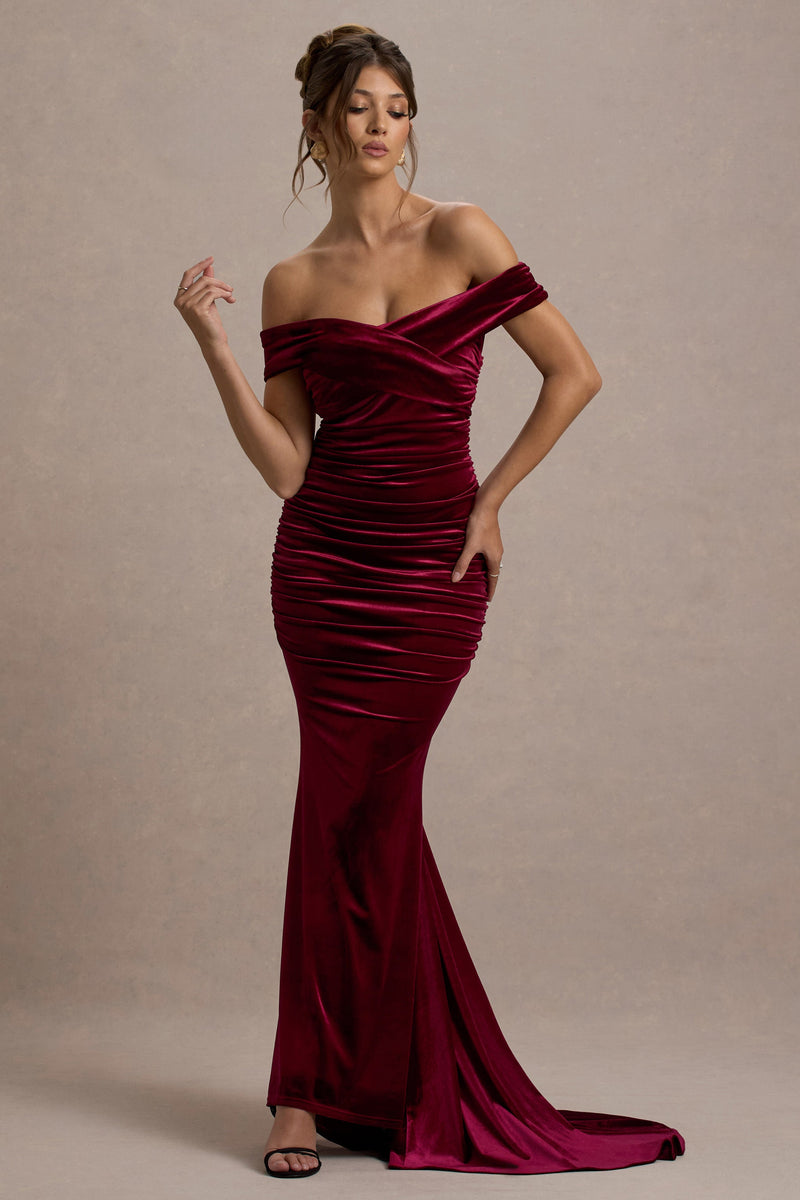 Apolline | Vestido maxi de terciopelo color baya, con hombros descubiertos, fruncido y corte de cola de sirena