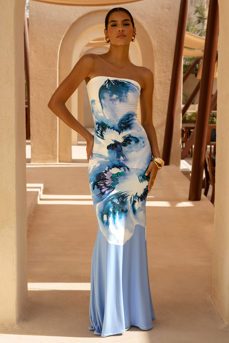 Ceremony | Vestido largo de cola de sirena con estampado floral azul y escote palabra de honor