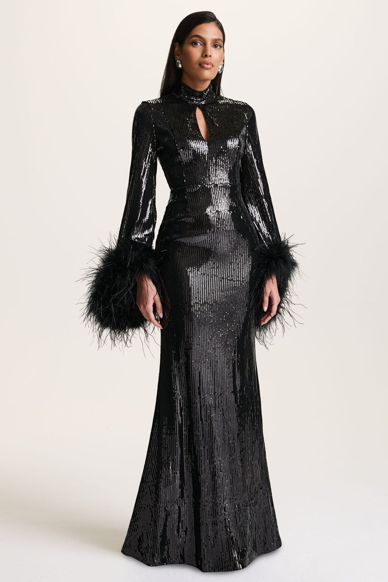Cosmic Star | Vestido maxi negro de lentejuelas con cuello alto y puños de plumas