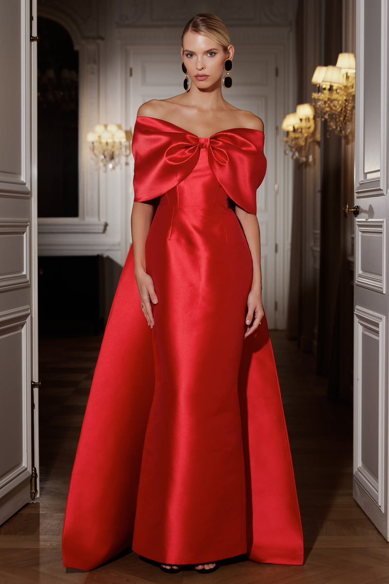Deseando más | Vestido largo de satén rojo estilo capa con lazo extragrande