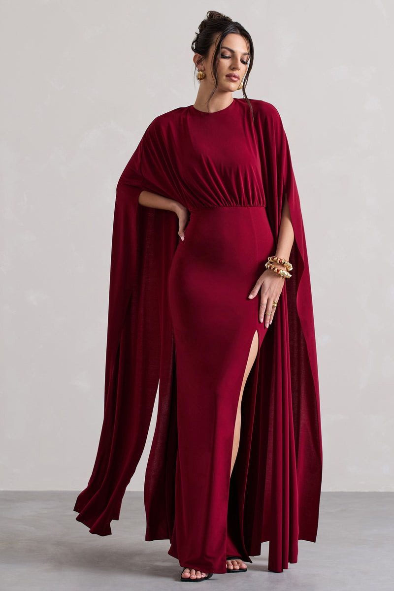 Ilaria | Vestido maxi color baya con mangas tipo capa y abertura