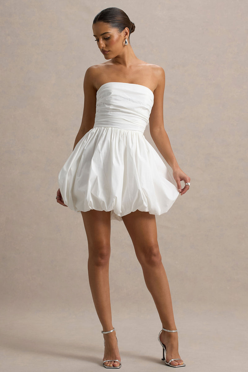Faye | Vestido micro-mini blanco de palabra de honor con falda abullonada y detalles fruncidos
