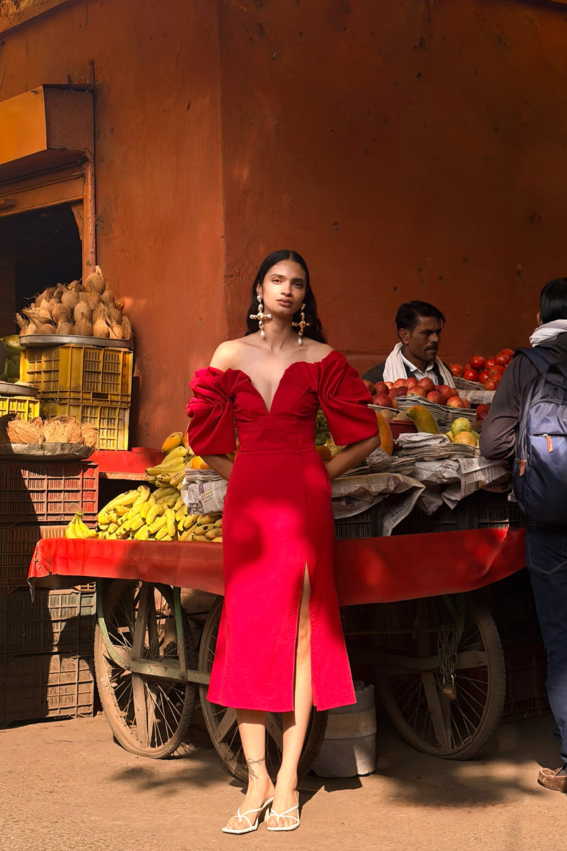 Fiona | Vestido midi rojo con escote pronunciado y abertura