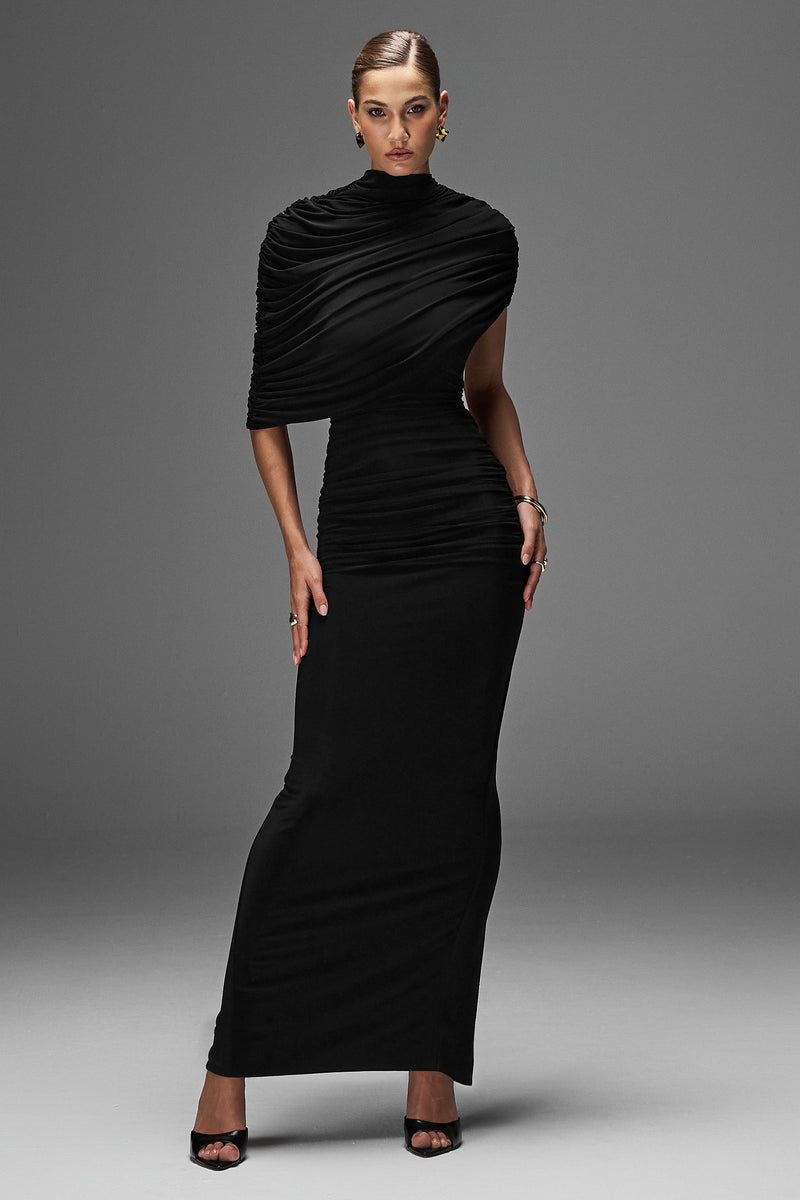 Glitz | Vestido maxi negro de cuello alto con manga estilo capa y detalle fruncido