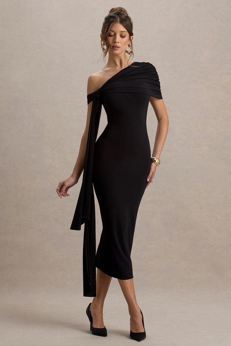 Praia | Vestido maxi negro con escote asimÃ©trico, fajÃ­n y detalles drapeados