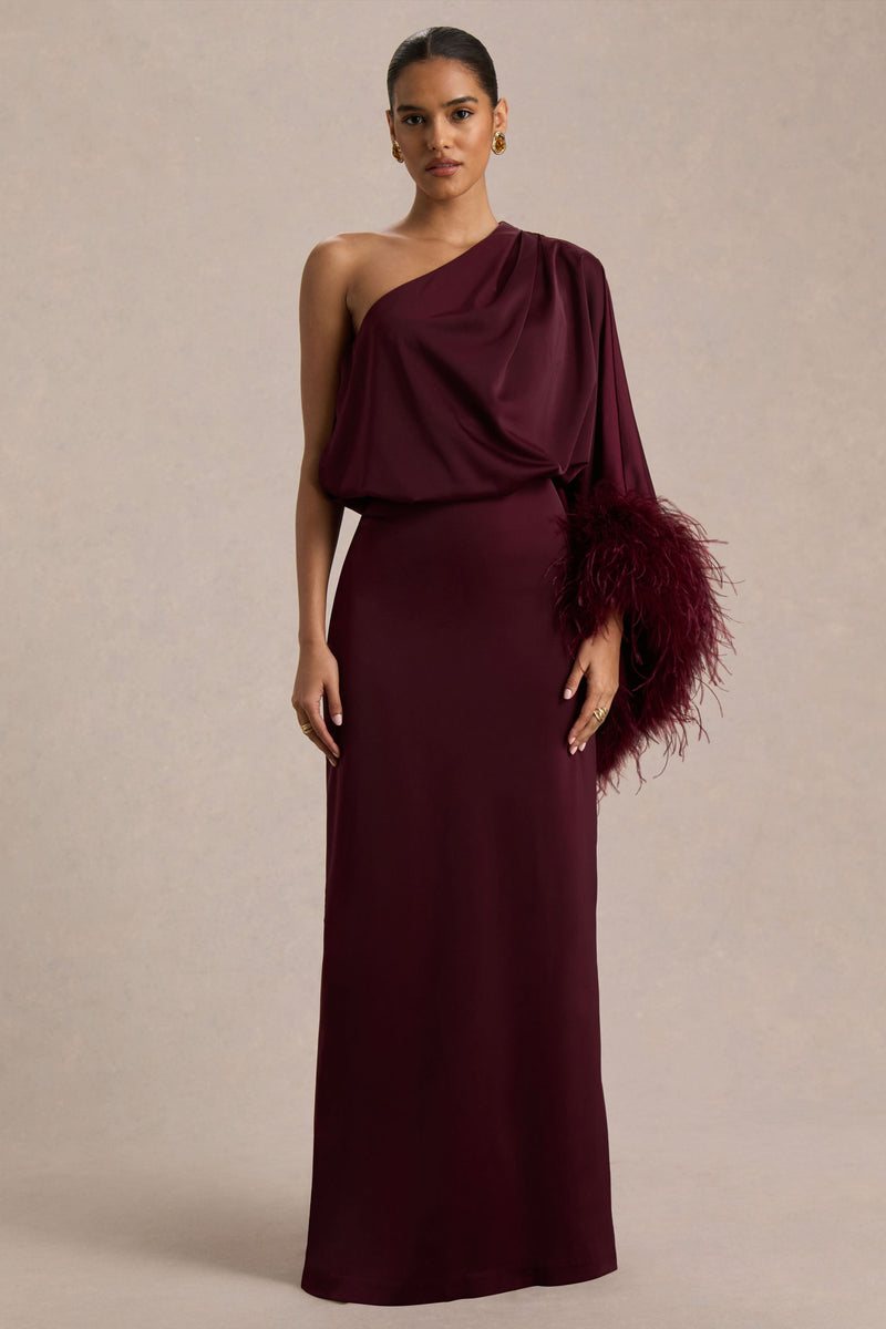 Felicity | Vestido largo de satén burdeos con escote asimétrico y detalles de plumas