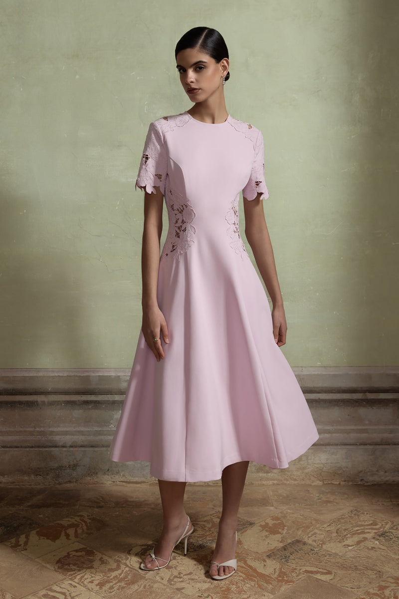 Tan dulce | Vestido midi rosa de cuello redondo con detalles bordados calados