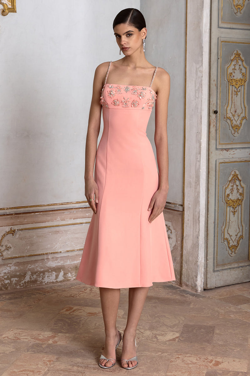 Uno para recordar | Vestido midi coral con escote cuadrado y detalles de pedrerÃ­a