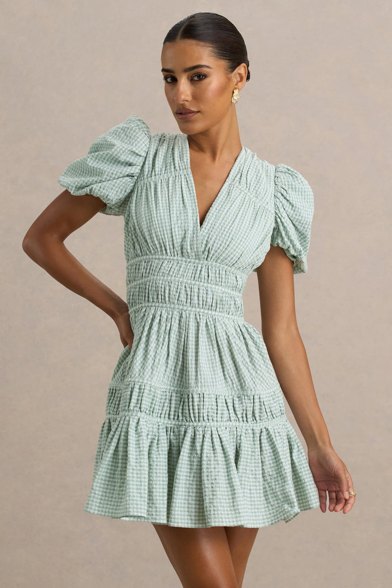 Laurelle | Vestido mini verde de escote muy pronunciado con detalles de volantes