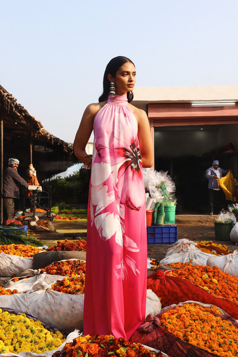 Leia | Vestido maxi de cuello alto con estampado de lirios rosas