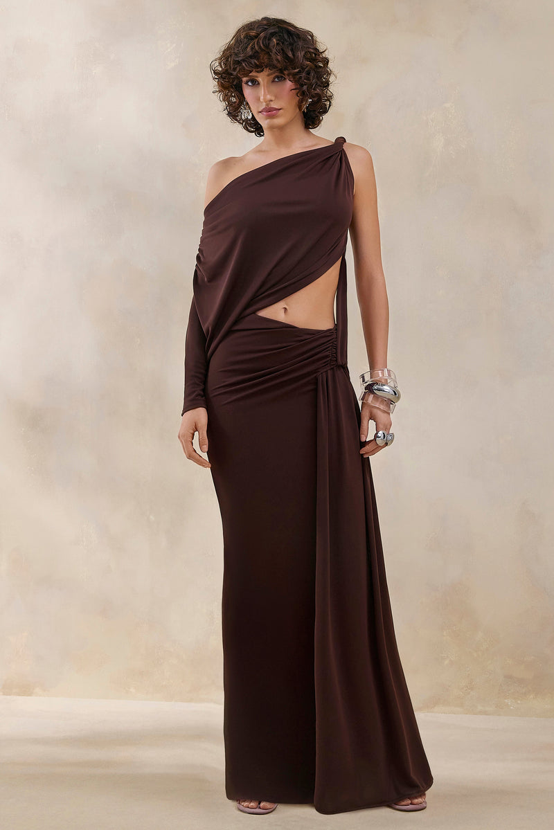 Layla | Vestido maxi marrón de escote asimétrico tipo cruzado, con abertura en el cuerpo y detalles fruncidos