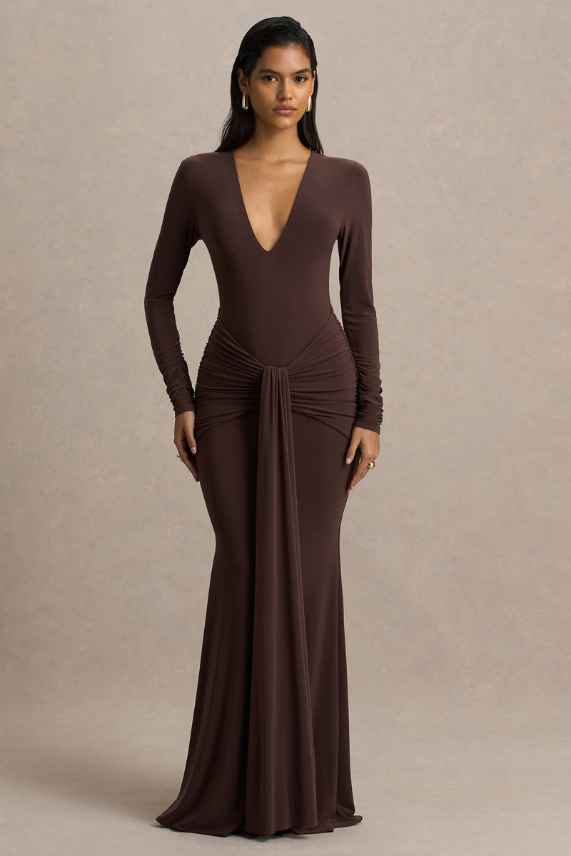 Saffie | Vestido maxi cruzado color chocolate con escote ultra pronunciado, mangas largas y detalles fruncidos