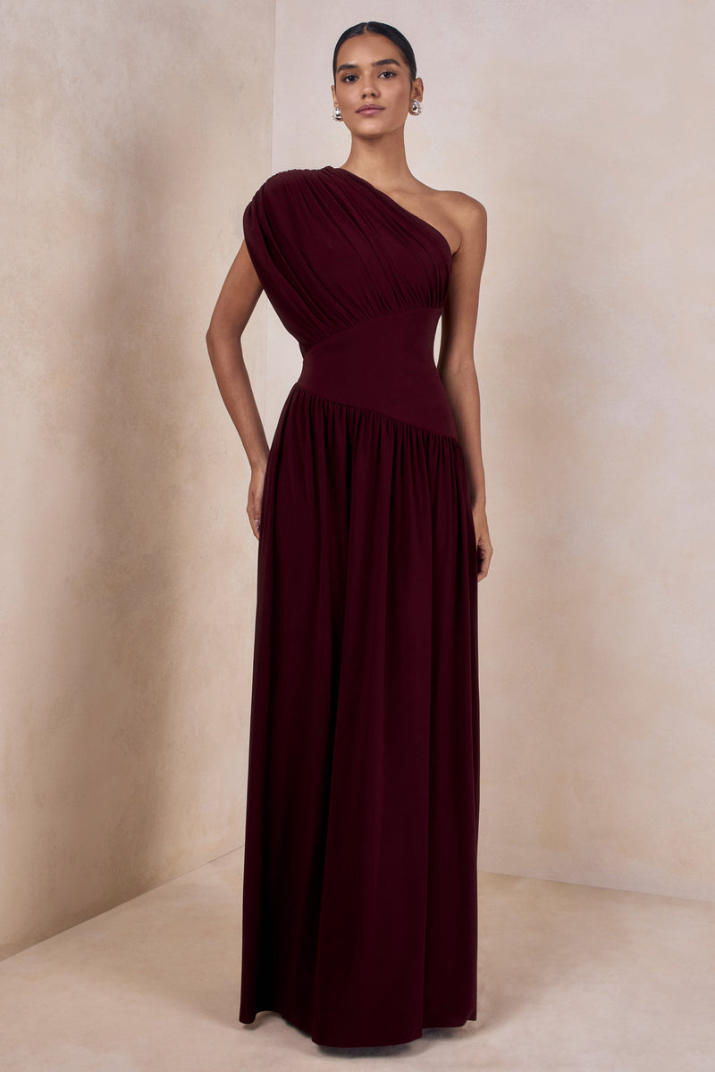Kelsey | Vestido largo burdeos con escote asimétrico y detalles fruncidos