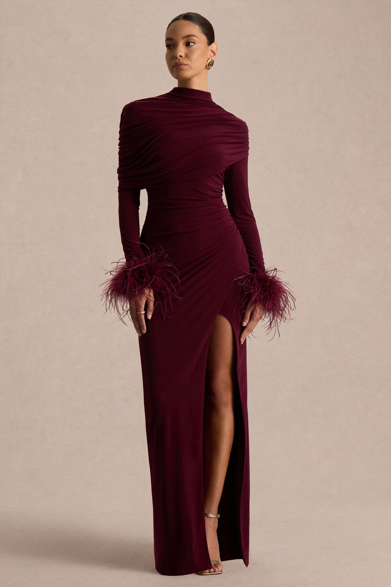 Gatsby | Vestido largo burdeos de cuello alto con puños con ribete de plumas