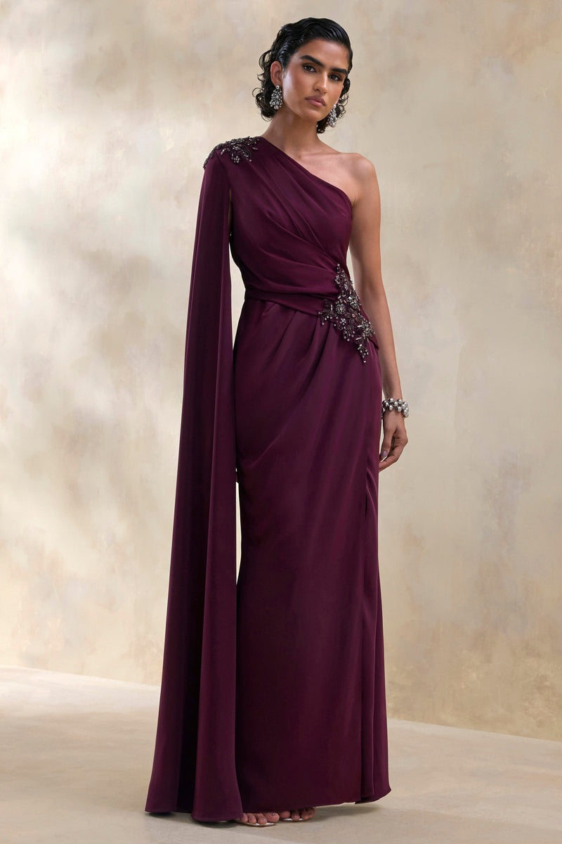 Solace | Vestido maxi color ciruela oscuro con escote asimétrico, adornos y abertura delantera alta
