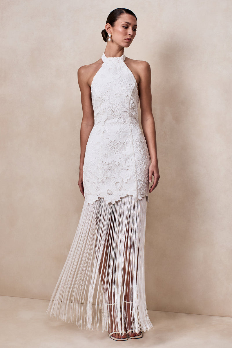 Skylar | Vestido maxi blanco de encaje con cuello halter, espalda descubierta y detalle de lazo