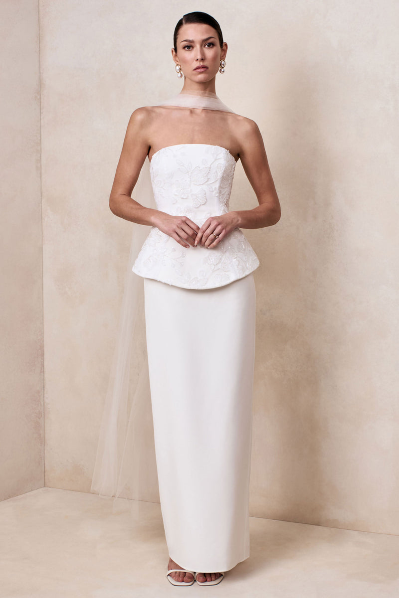 Naira | Vestido maxi corsé palabra de honor de satén blanco con pañuelo transparente