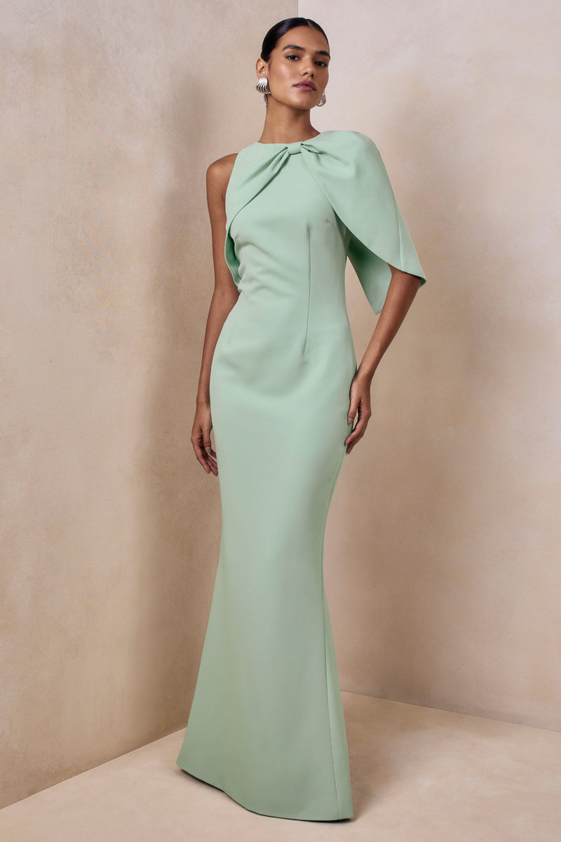Quira | Vestido maxi color menta con escote asimétrico y manga tipo capa