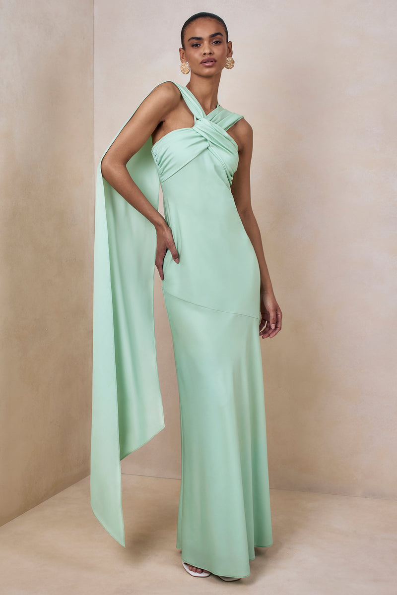 Sloane | Vestido largo de satén mate color menta con cuello halter y capa