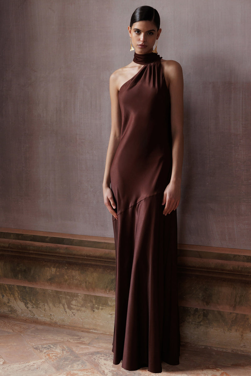 Cara | Vestido maxi marrón de satén mate con cuello alto