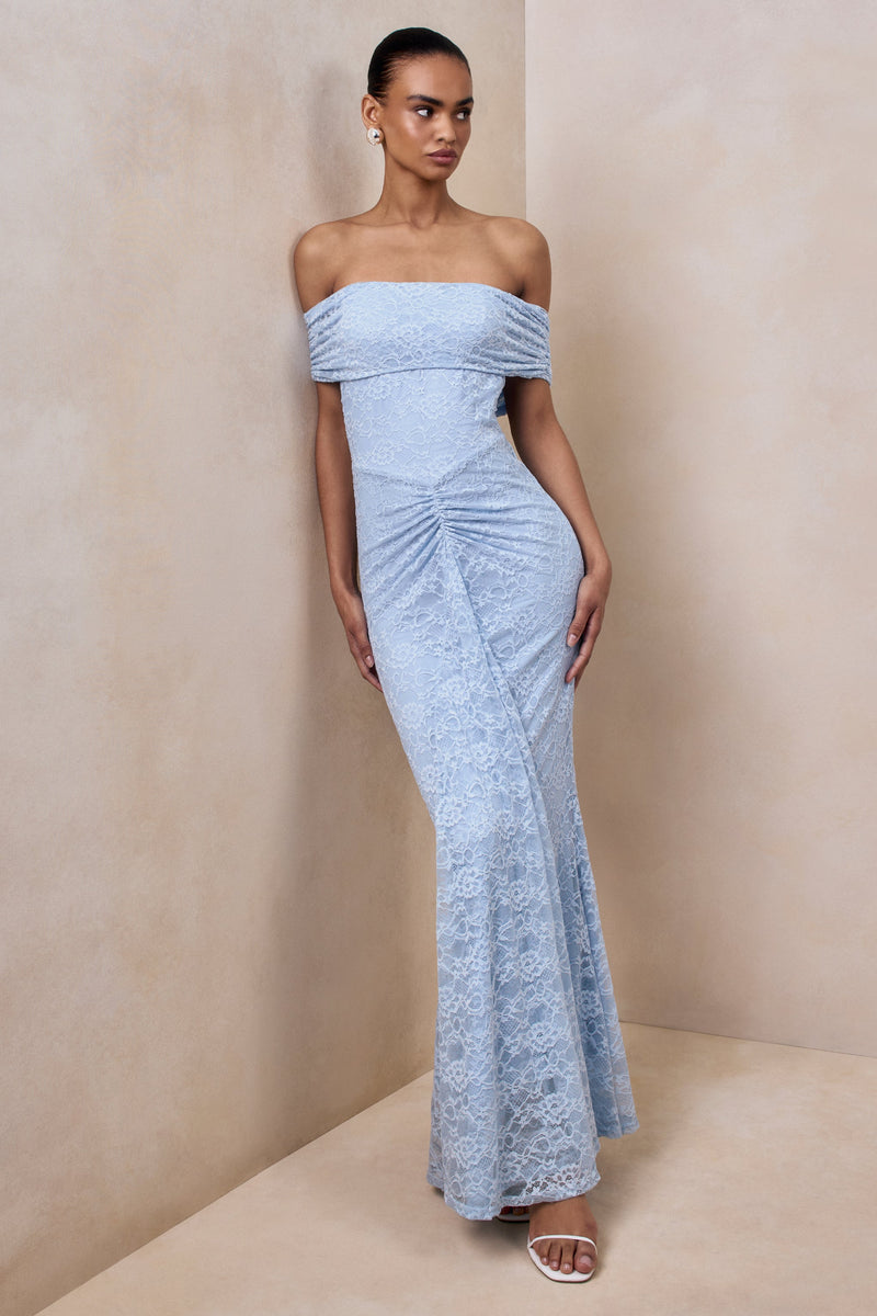 Elinor | Vestido largo de encaje azul empolvado con escote Bardot y detalles fruncidos