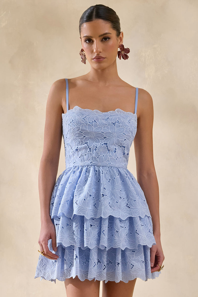 Winona | Vestido mini de encaje azul empolvado con escote cuadrado y detalles de volantes