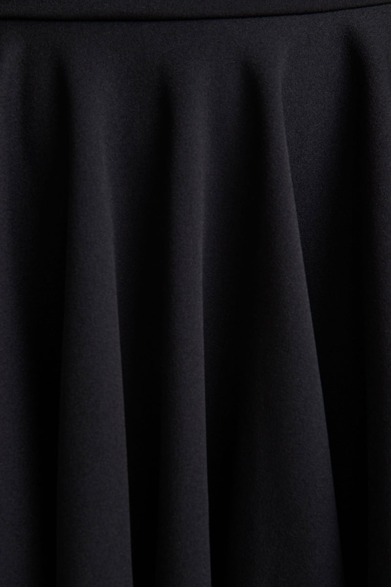 Elowen | Vestido mini negro de escote cuadrado con mangas de encaje