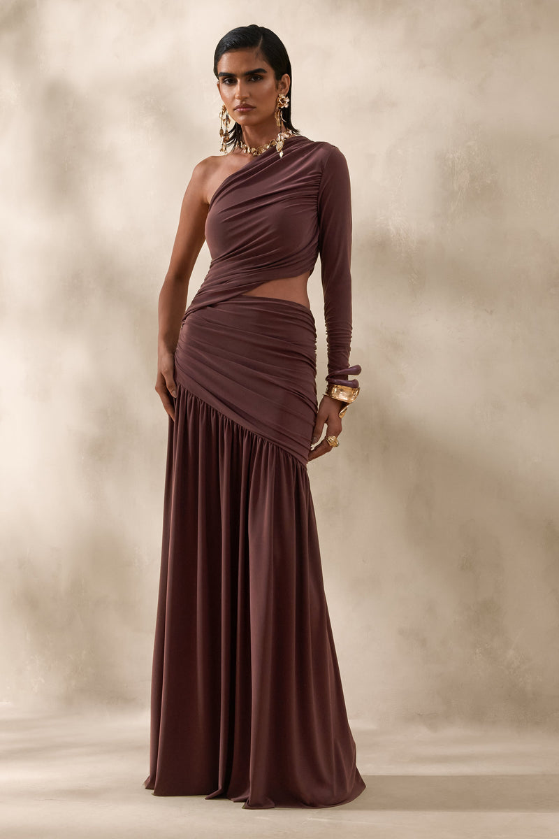 Kinsley | Vestido largo marrón con escote asimétrico y detalle de abertura en el torso