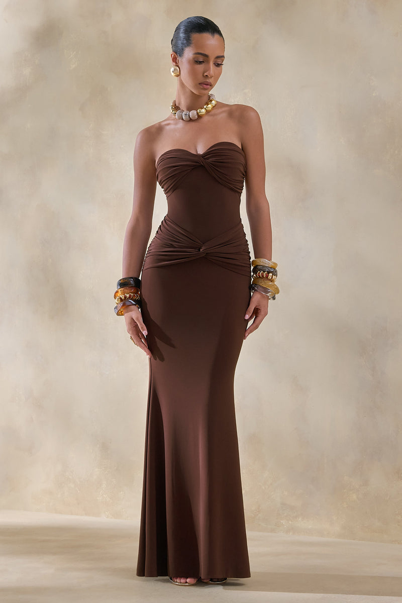 Elodia | Vestido maxi marrón palabra de honor con detalles fruncidos