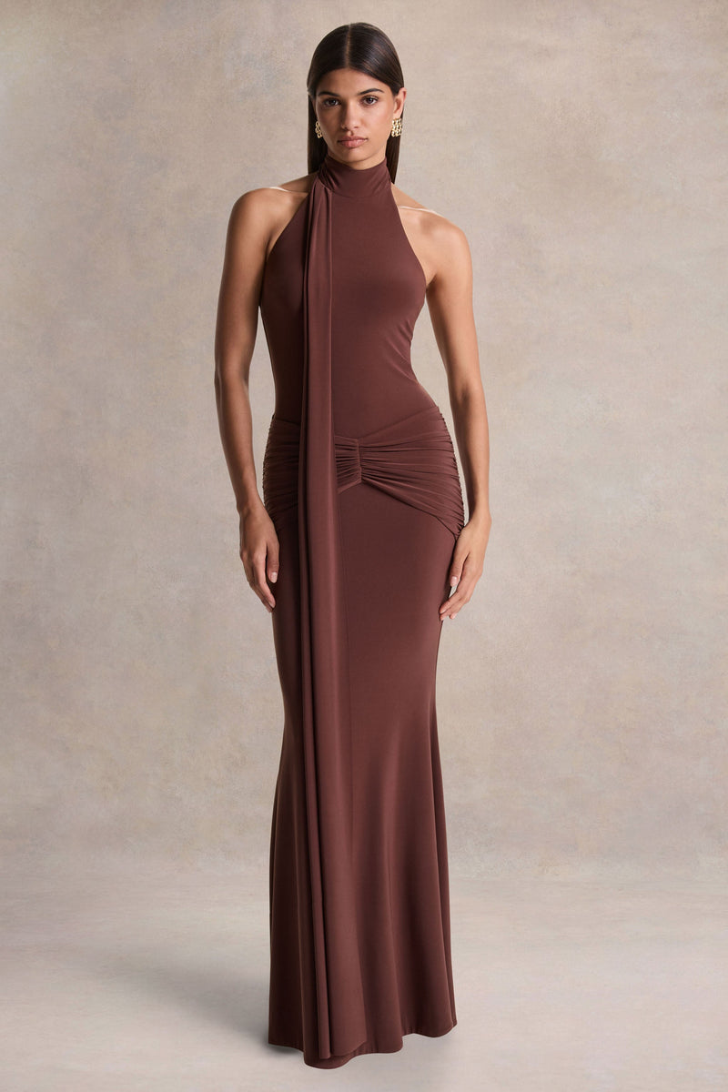 Hyla | Vestido largo marrón de cuello alto con detalle de fajín
