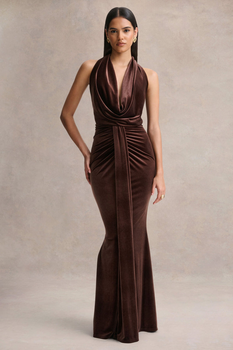 Lavernia | Vestido largo de terciopelo marrón con escote halter y detalles fruncidos