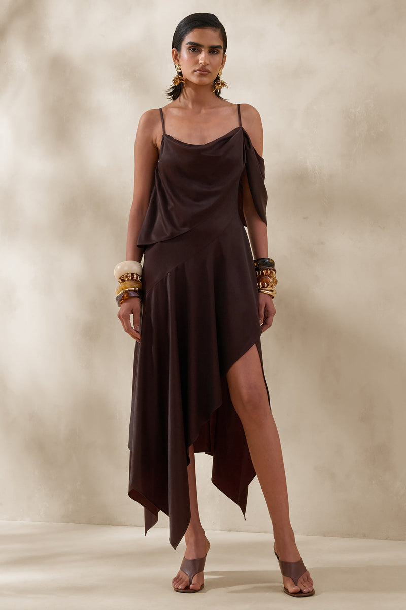 Helira | Vestido midi marrón asimétrico con detalles drapeados y espalda abierta