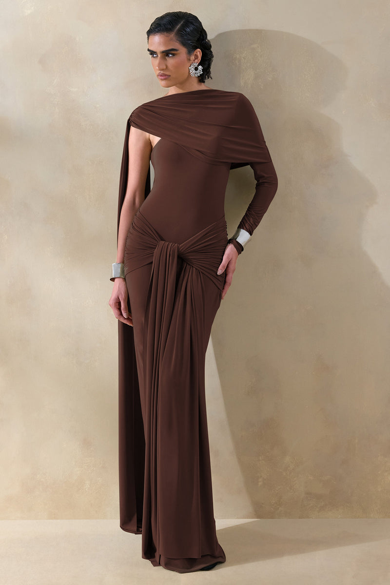 Trisara | Vestido maxi marrón de cuello asimétrico, con detalles fruncidos y fajín