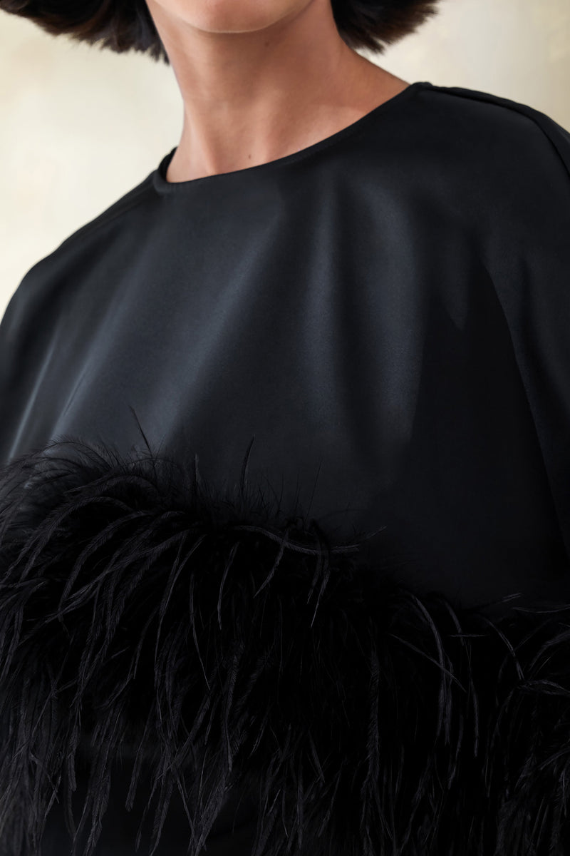Lavencia | Vestido largo de satén negro con escote amplio