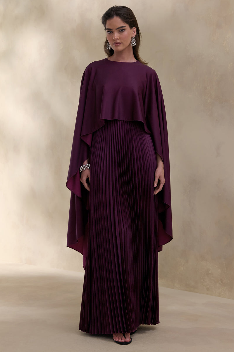 Loradia | Vestido largo de satén color ciruela oscuro con cuello redondo, mangas tipo capa y falda plisada