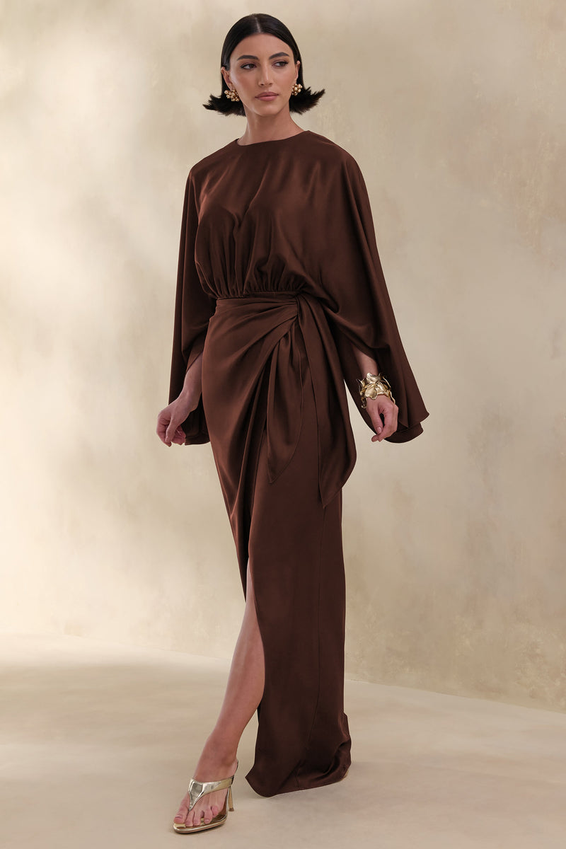 Delphina | Vestido largo de satén marrón con fruncidos y detalle de nudo