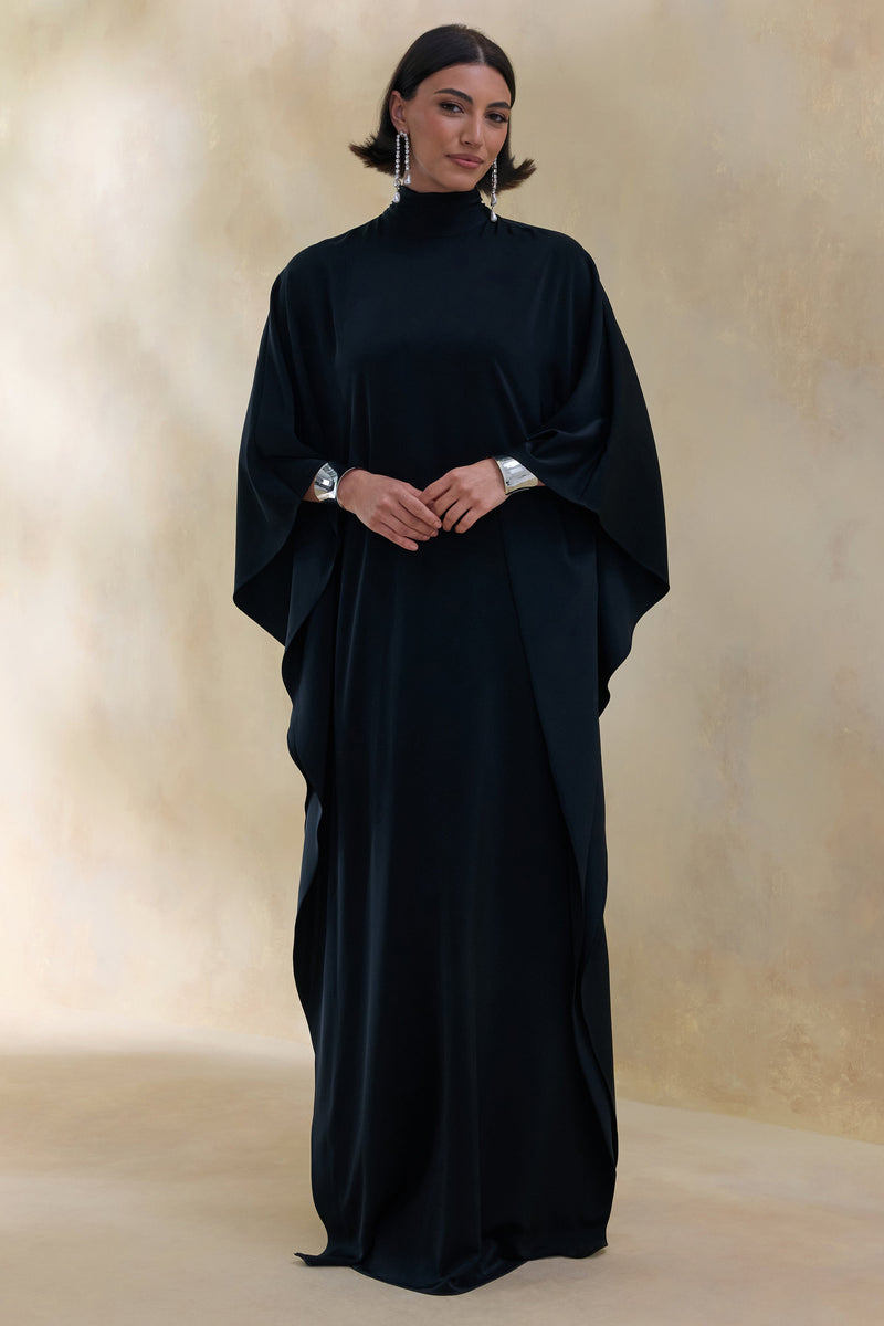 Lumisette | Vestido largo de satén negro con cuello alto y capa