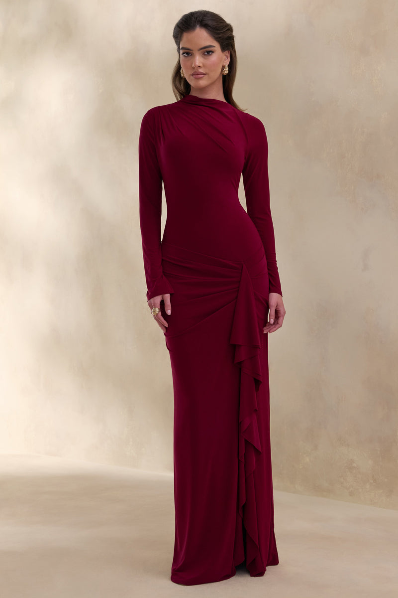 Karessa | Vestido largo color baya con cuello alto, detalles fruncidos y abertura delantera alta