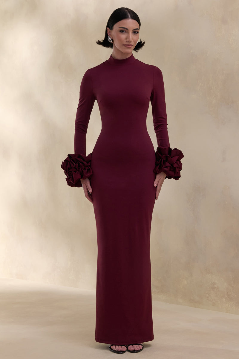 Jaselle | Vestido largo color ciruela oscuro de cuello alto con puños de satén con volantes
