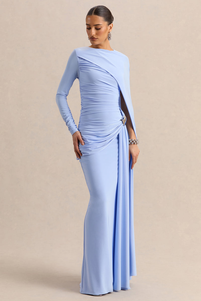 Orintha | Vestido maxi azul empolvado con escote amplio, capa y detalles dorados