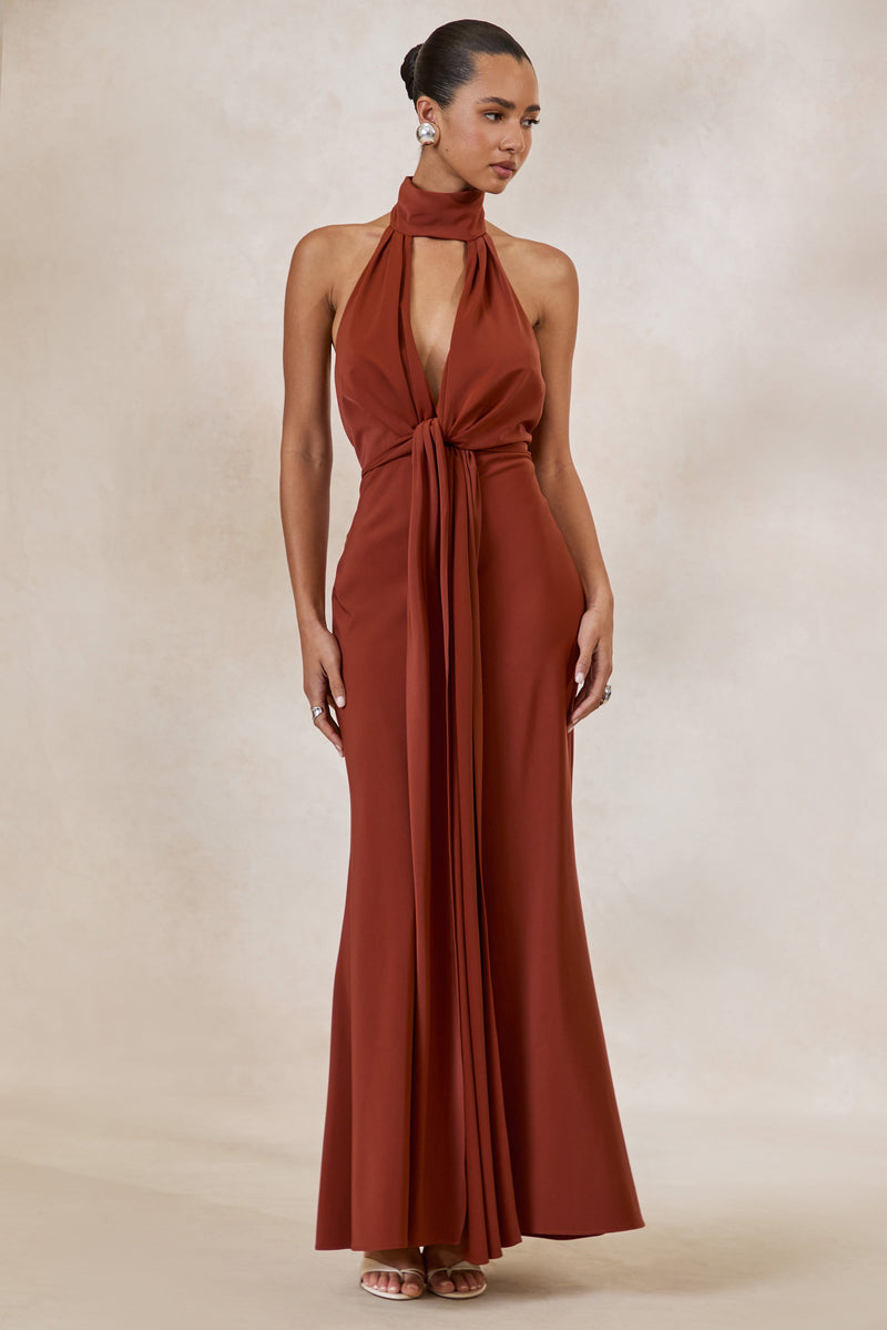 Canella | Vestido largo de satén color óxido con cuello halter y detalle de fajín