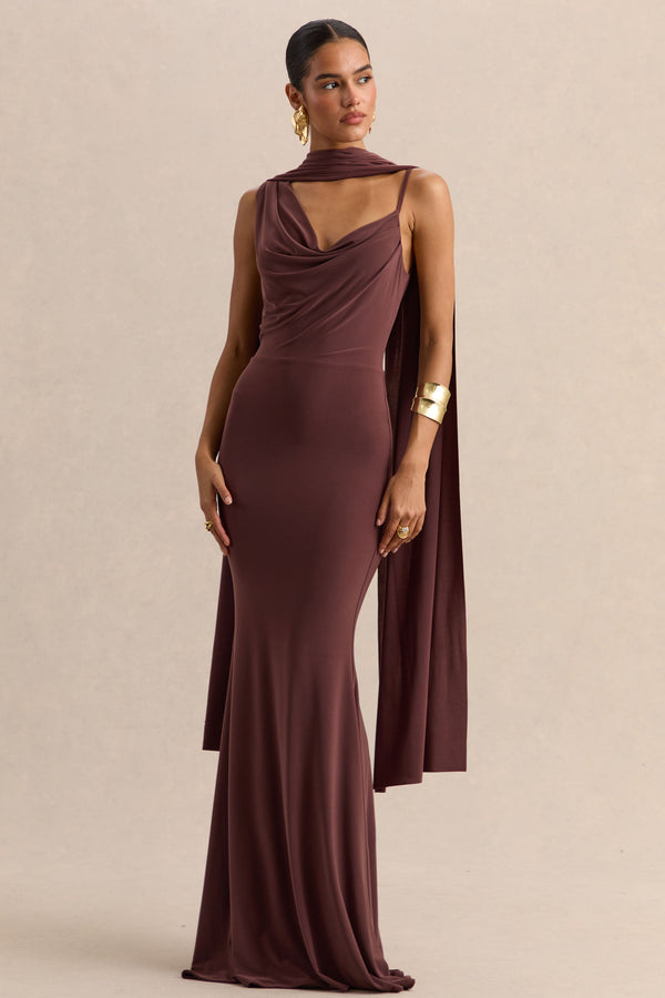 Armelia | Vestido largo marrón con escote drapeado y detalle de bufanda