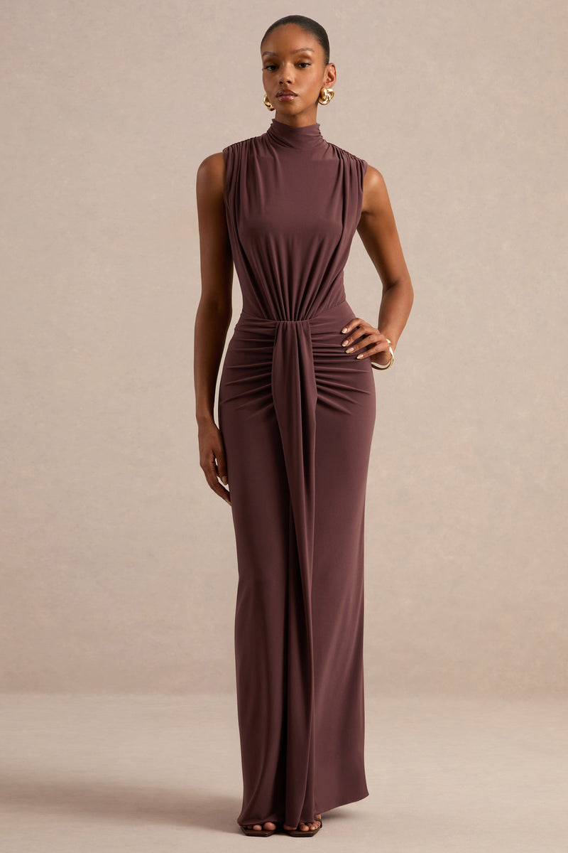 Isona | Vestido largo marrón de cuello alto con detalles fruncidos y fajín