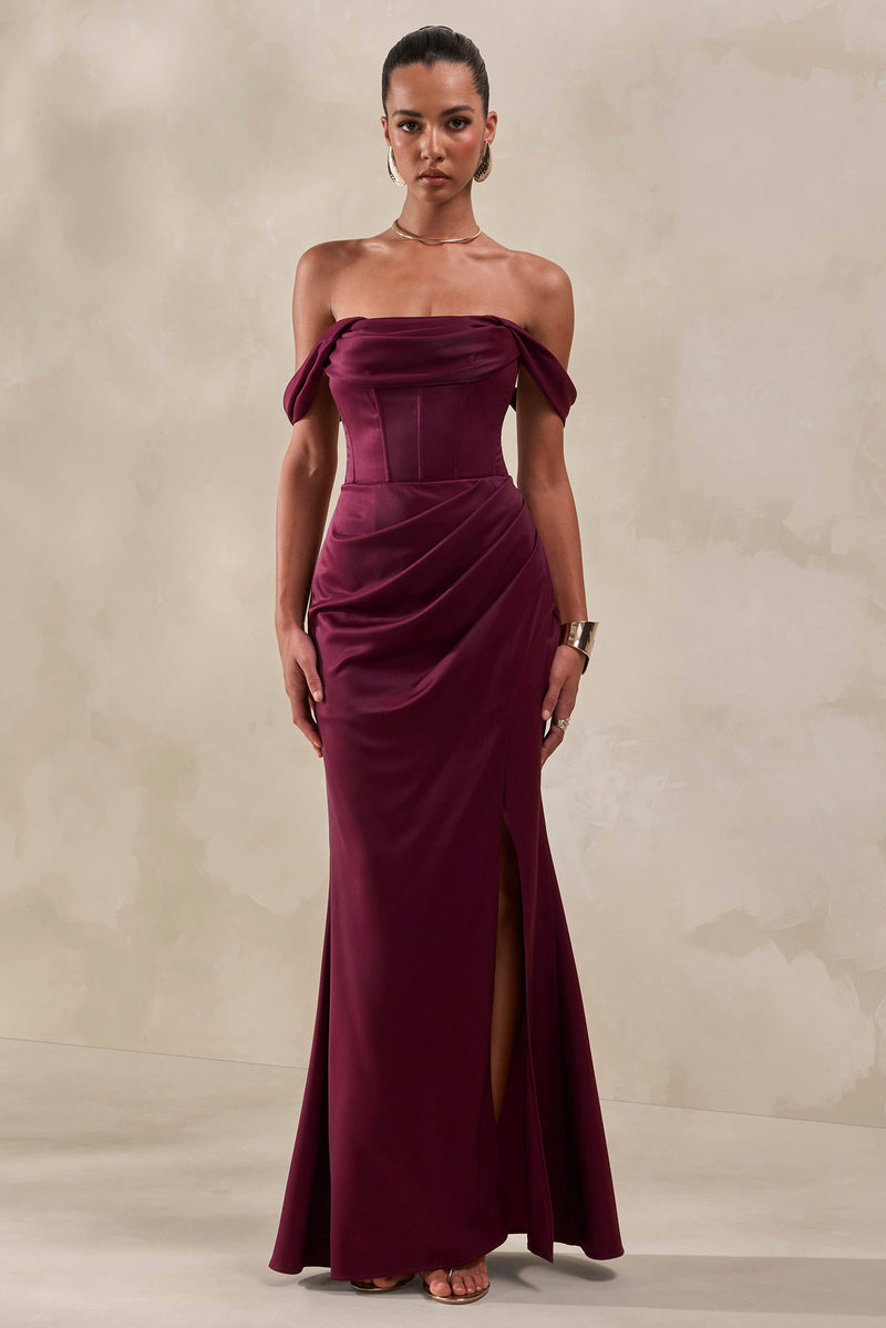 Celinea | Vestido largo de satén color burdeos con escote Bardot y abertura frontal alta