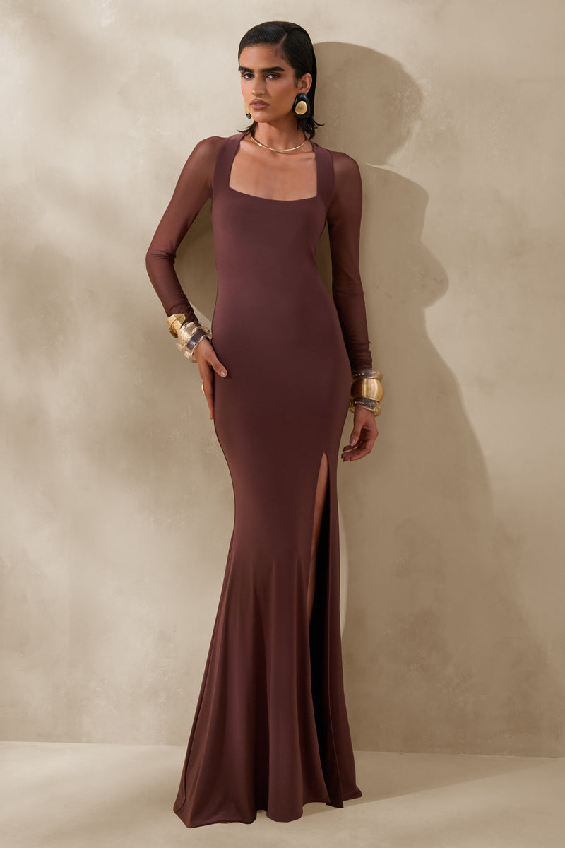 Renalia | Vestido largo marrón con escote cuadrado y mangas largas de malla