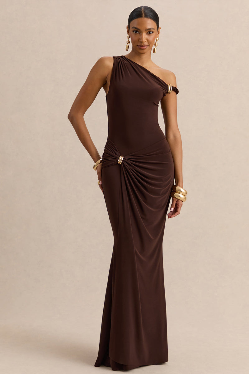 Caelia | Vestido maxi marrón con escote asimétrico, detalles dorados y fajín