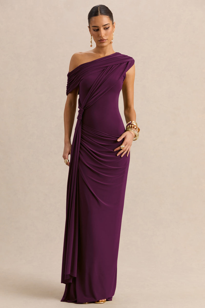 Avialee | Vestido largo color ciruela oscuro con escote asimétrico, detalles fruncidos y fajín