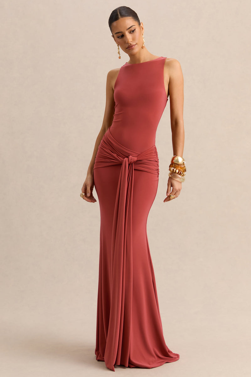 Cherine | Vestido largo color óxido con cuello redondo, detalles fruncidos y fajín