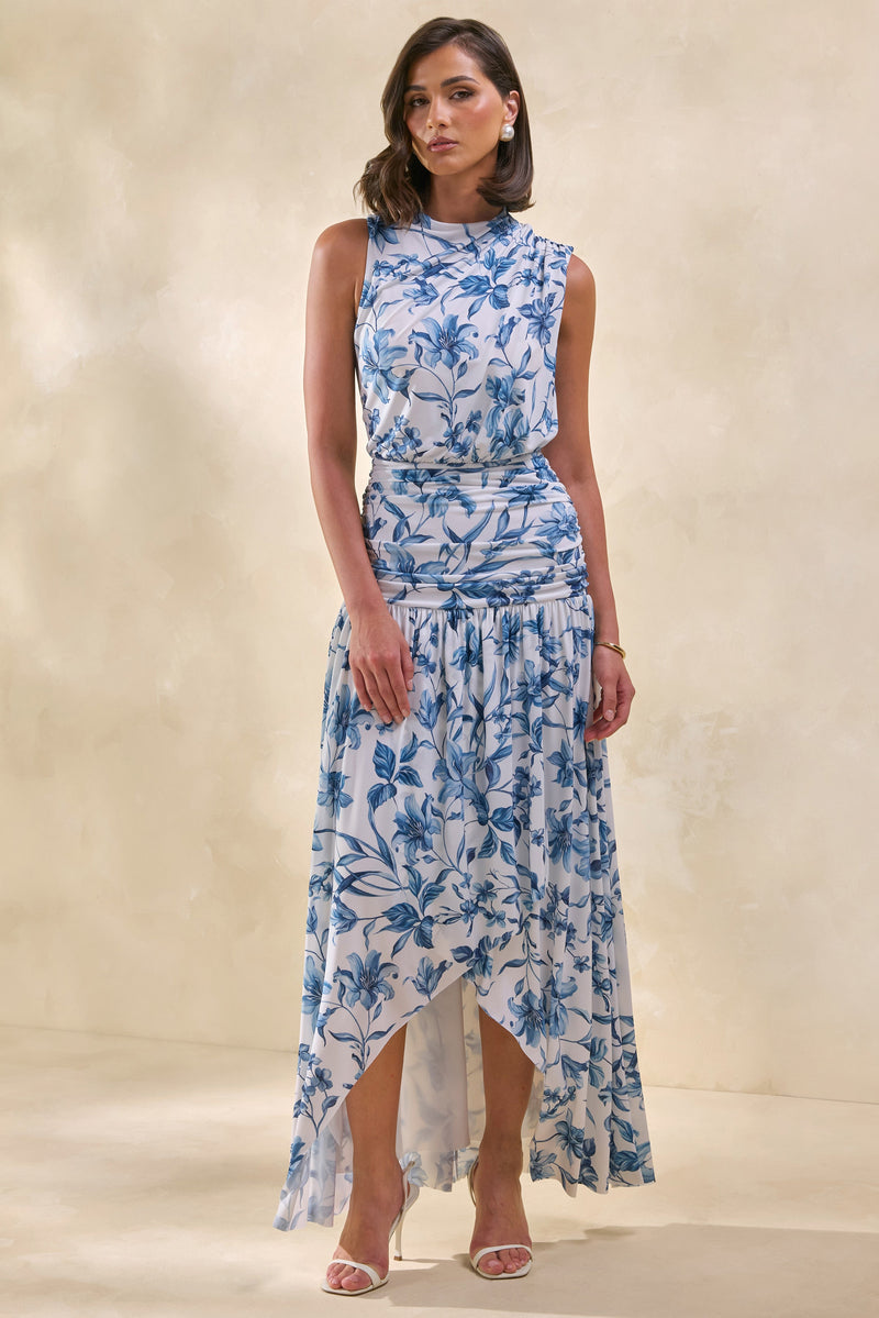 Myssara | Vestido maxi azul con estampado de porcelana, cuello alto y detalles fruncidos